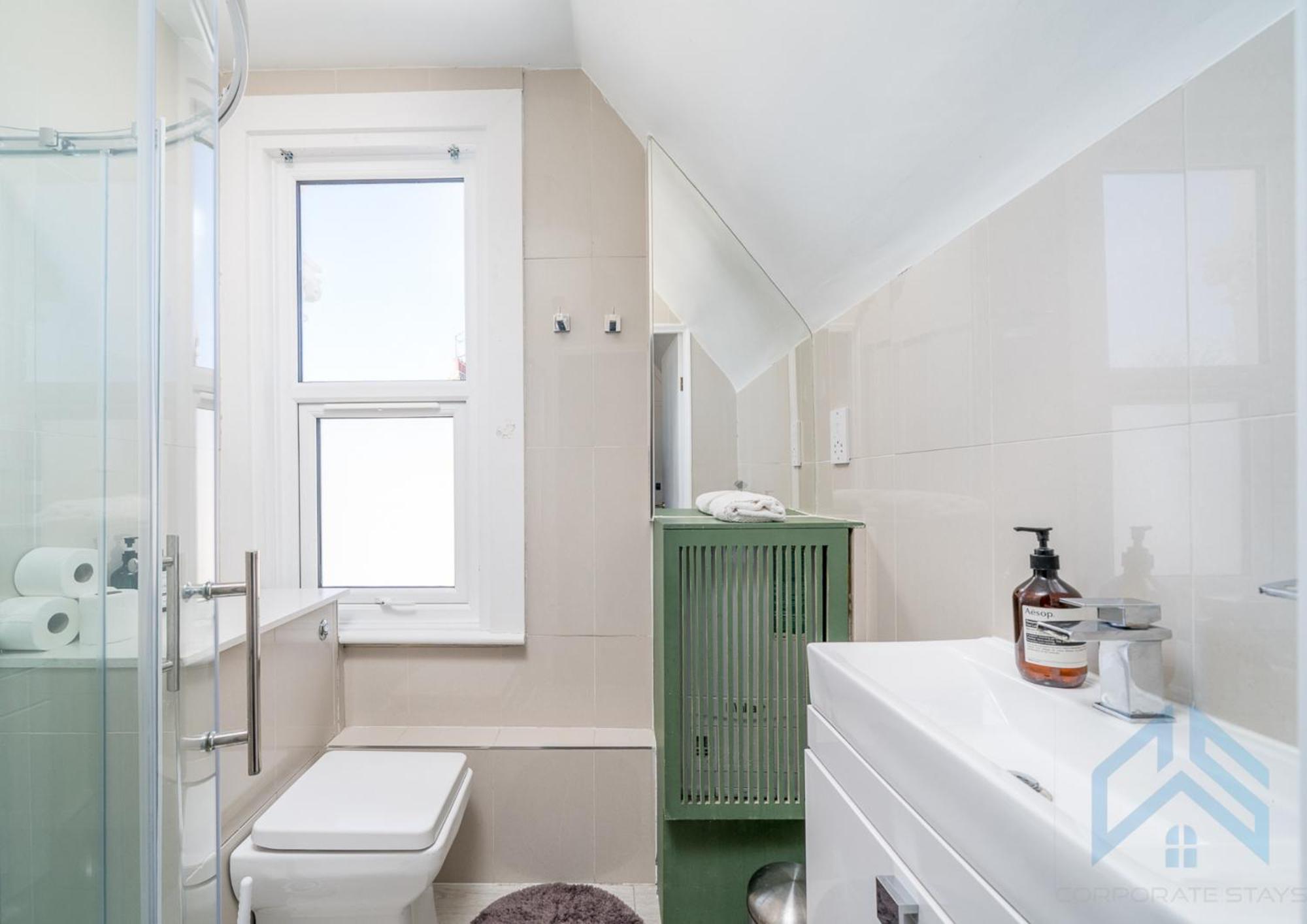 Boutique 2br With Roof Terrace Near Tube - West Kensington Londra