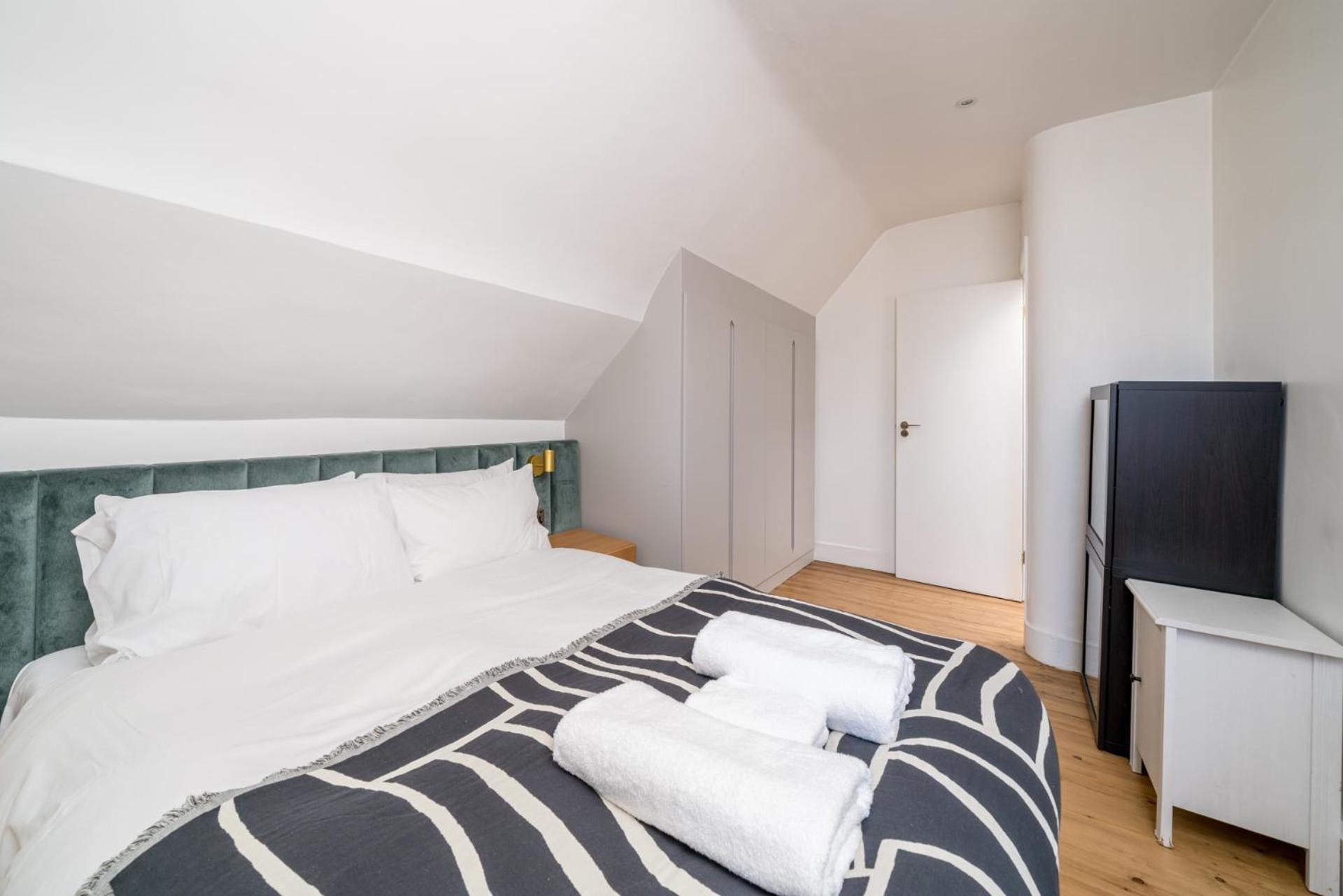 Boutique 2br With Roof Terrace Near Tube - West Kensington Londra